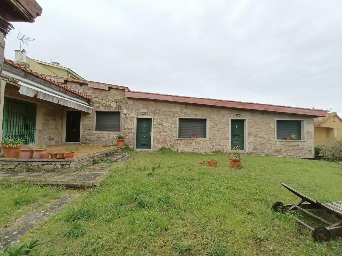 Se vende casa con jardín en Aguiño