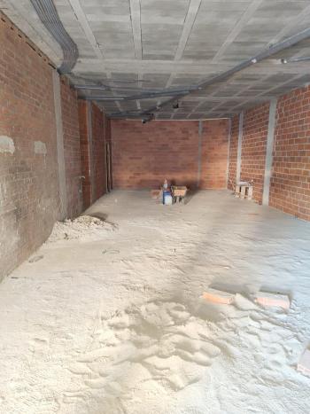 Se vende bajo comercial en la zona de Carreira.