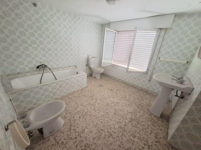 Se vende casa para restaurar en la calle Manzanares