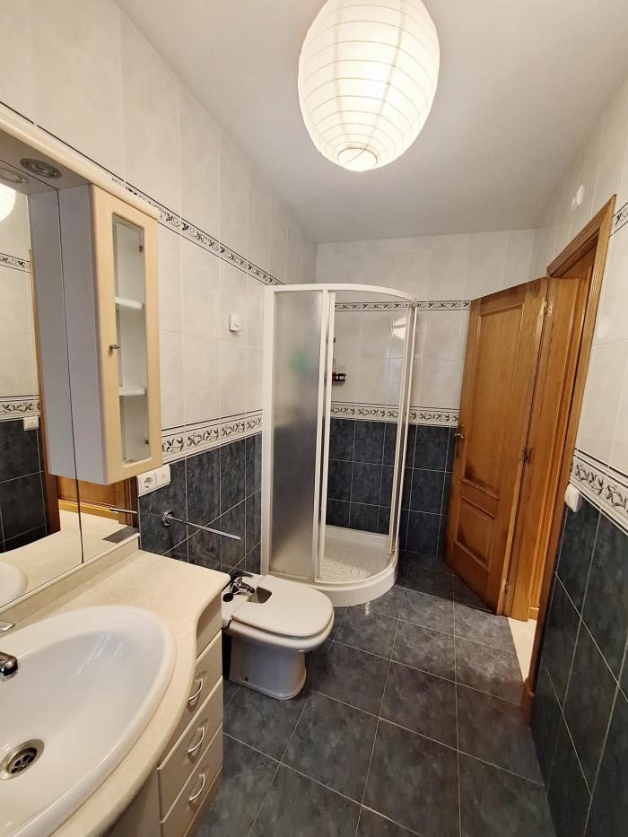 Se alquila piso en Ribeira – 450€