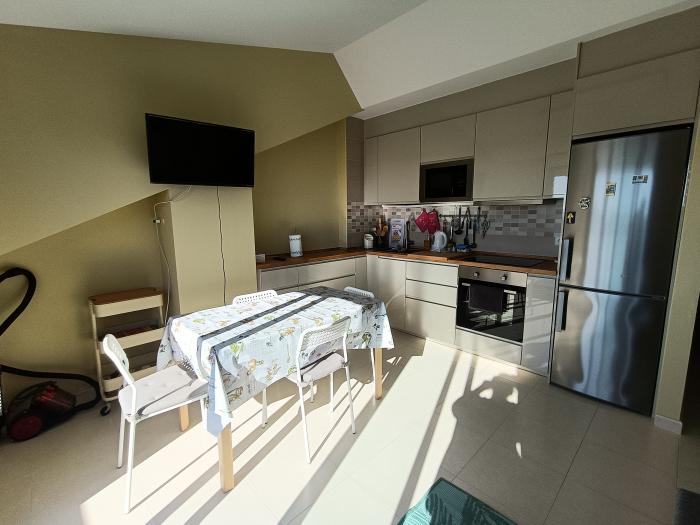 Se alquila ático en Aguiño. Precio: 380€