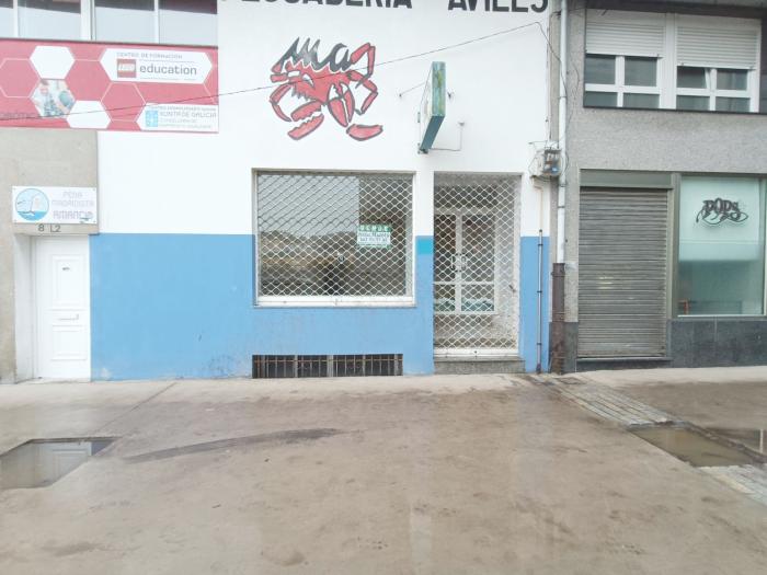 Se vende local muy bien ubicado en Ribeira