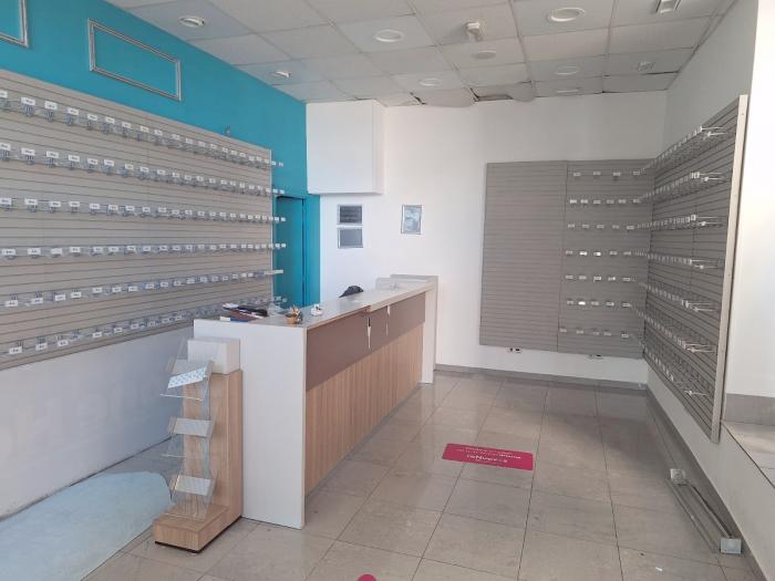Se alquila local comercial en el centro de Ribeira