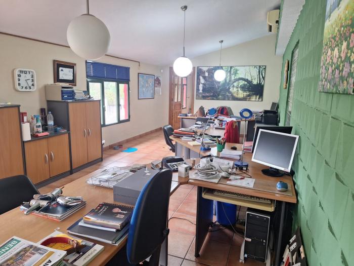 Se alquila nave amplia con mucho espacio exterior