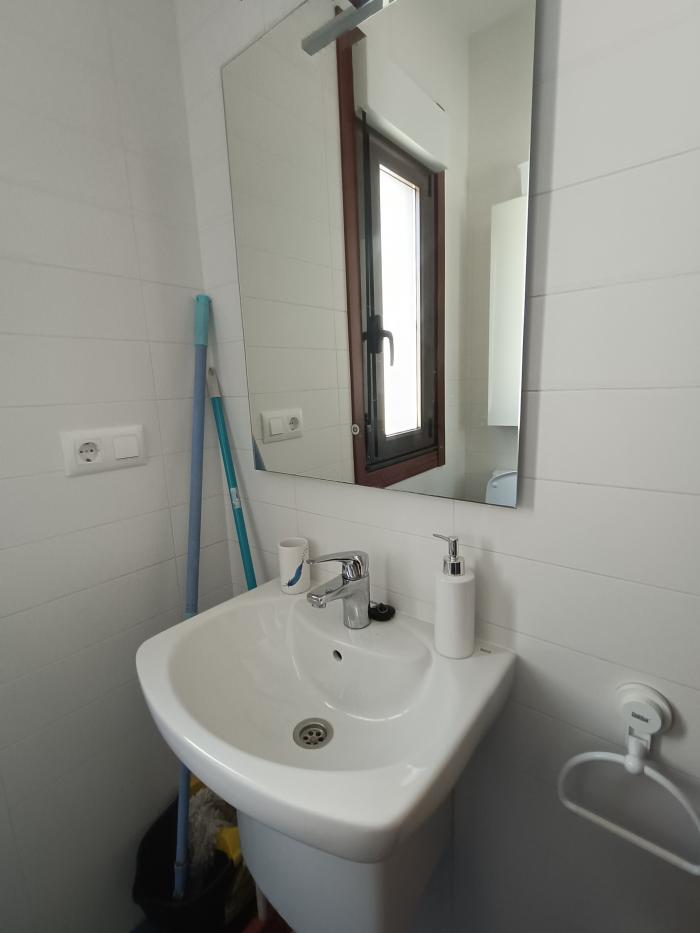 Se alquila ático en Aguiño. Precio: 380€